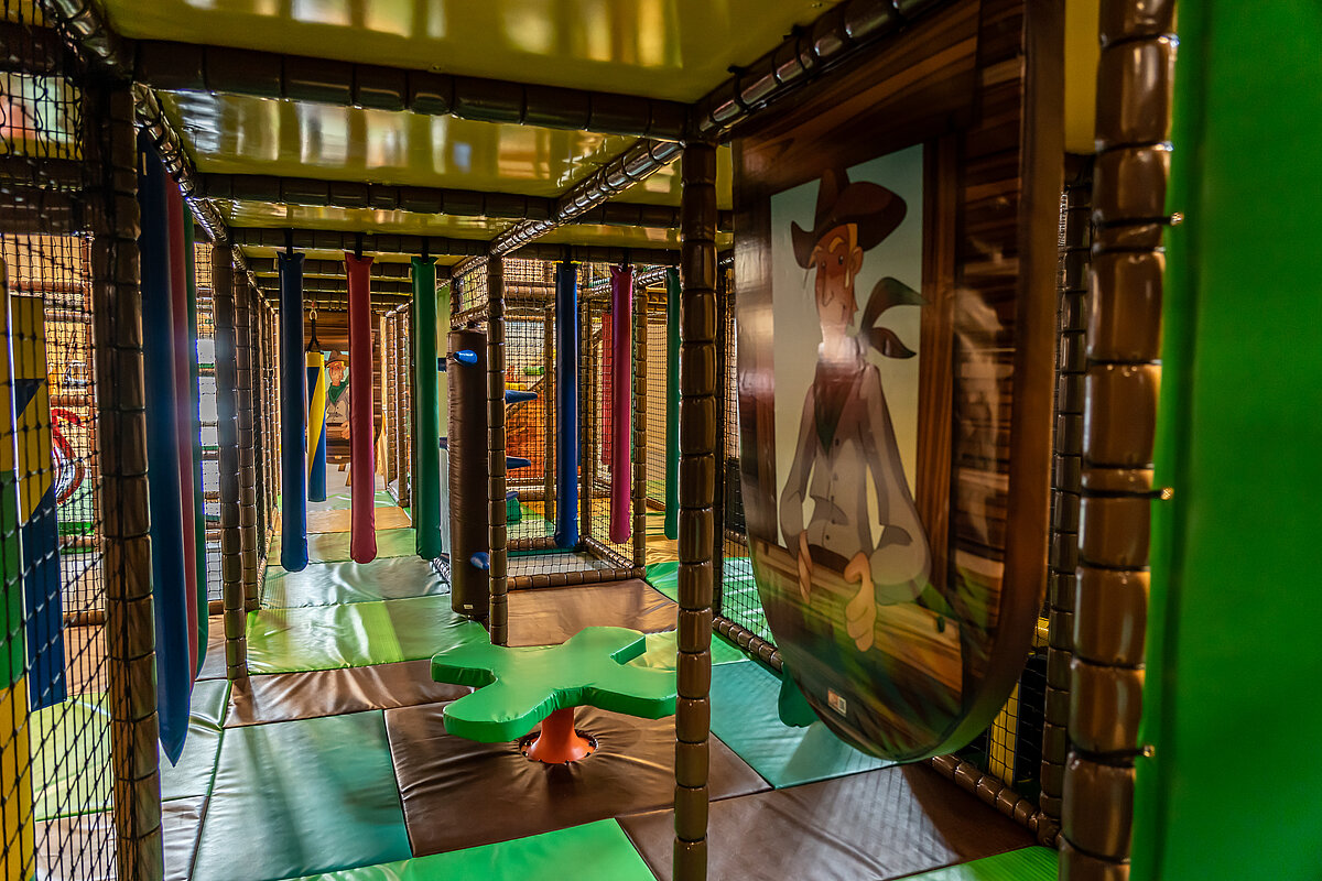 Bunte Softplayanlage mit gepolsterten Tobe- und Klettermöglichkeiten im Indoorspielplatz.