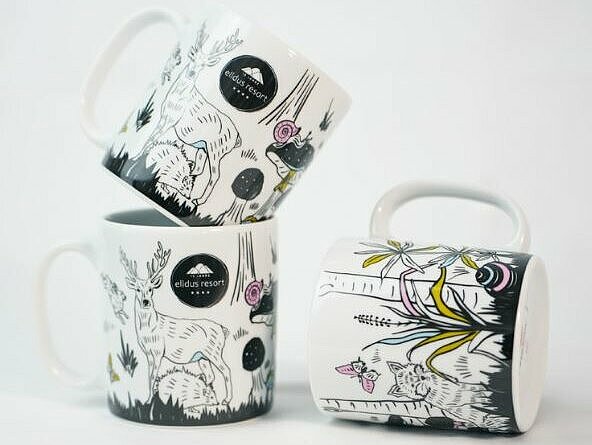 Die Elldus Tasse mit dem einzigartigen Waldmotiv von Macaronie Design.